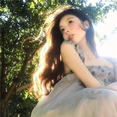 微光下的蓝色男孩